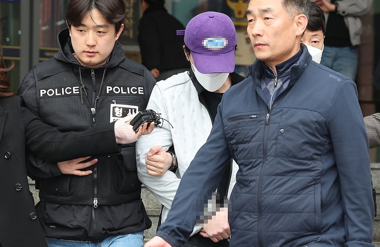 마약류관리법 위반 등 혐의로 구속된 국가대표 출신 전 프로야구 선수 오재원. 사진은 지난달 29일 서울 강남구 강남경찰서에서 검찰 송치를 위해 호송차량으로 이동하는 오재원. (사진=연합뉴스)