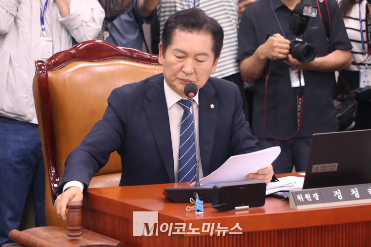 정청래 법사위원장이 지난 9일 오후 국회에서 열린 법제사법위원회 전체회의에서 국민의힘 의원들이 퇴장한 가운데 윤석열 대통령 탄핵소추안 즉각 발의 요청에 관한 청원 관련 청문회 실시계획서 채택의 건 관련 안건을 처리하고 있다. (사진=최동환 기자)