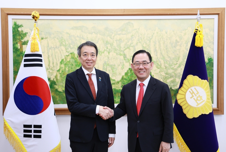 주호영 부의장-미즈시마 주한일본대사 면담하고 기념촬영하고 있다. (국회사무처)