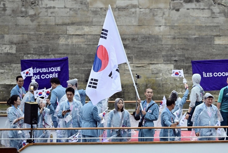 2024 파리 올림픽 개회식이 열린 27일 프랑스 파리 센강에서 대한민국 선수단이 보트를 타고 트로카데로 광장을 향해 수상 행진을 하고 있다. 파리=연합뉴스