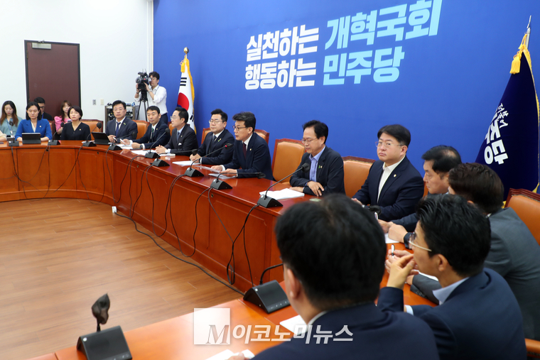 더불어민주당이 지난 16일 국회 본청에서 원내대책회의를 하고 있다. (사진=최동환 기자)