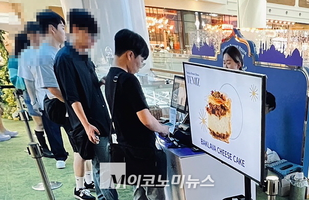잠실롯데월드몰점에 팝업스토어를 낸 두바이 초콜릿 '테미즈'. 평일에도 줄지어 구매를 하고 있다. (사진=심승수 기자)