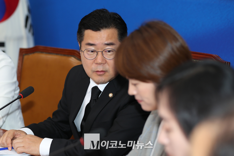 박찬대 직무대행이 고민정 최고위원과 귀엣말하고 있다. (사진=최동환 기자)