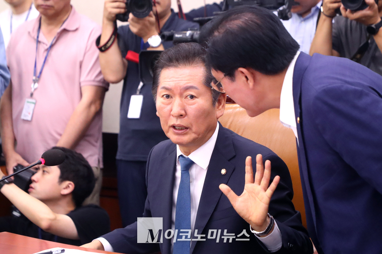 정청래 법사위 위원장과 송석준 국민의힘 의원이 31일 열린 법제사법위원회 전체회의 중 이야기를 나누고 있다. (사진=최동환 기자)