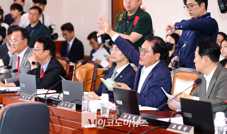송석준 국민의힘 의원이 발언 기회를 얻기 위해 위원장에게 요청하고 있다. (사진=최동환 기자)