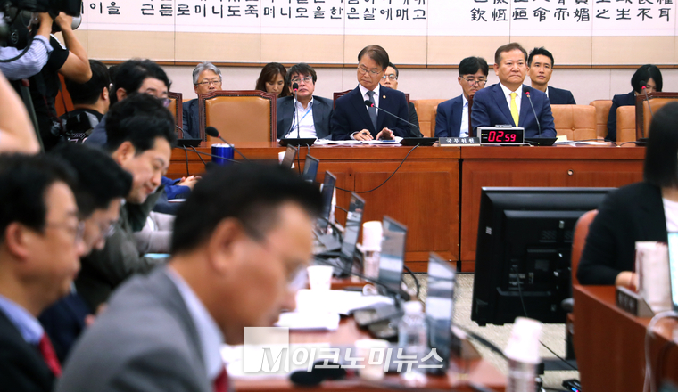 이상민 행정안전부 장관과 이정식 고용노동부 장관이 31일 국회에서 열린 법제사법위원회 전체회의에서 참석했다. (사진=최동환 기자)