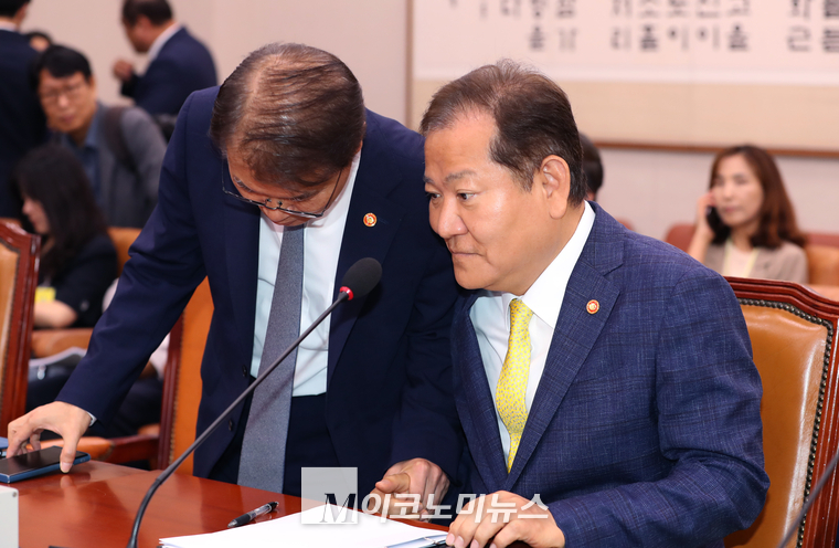 이상민 행정안전부 장관과 이정식 고용노동부 장관이 31일 국회에서 열린 법제사법위원회 전체회의에서 참석해 이야기 나누고 있다. (사진=최동환 기자)