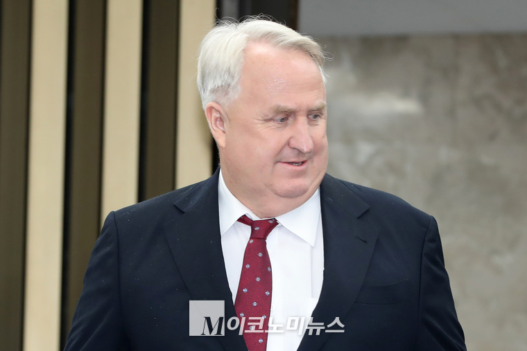인요한 국민의힘 의원이 지난 2일 국회에서 열린 의원총회에 참석하고 있다. (사진=최동환 기자)