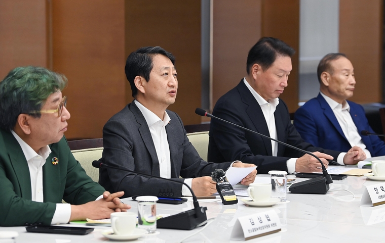 <strong>산업 공급망 탄소중립 얼라이언스 출범회의</strong><br>
안덕근 산업통상자원부 장관이 25일 서울 중구 대한상공회의소에서 열린 '산업 공급망 탄소중립 얼라이언스 출범회의'에서 발언하고 있다. 2024.7.25 [산업통상자원부 제공.