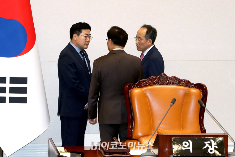 박찬대 더불어민주당 당대표 직무대행 겸 원내대표(왼쪽)와 추경호 국민의힘 원내대표가 지난3일 우원식 국회의장을 사이에 두고 이야기를 나누고 있다. (사진=최동환 기자)