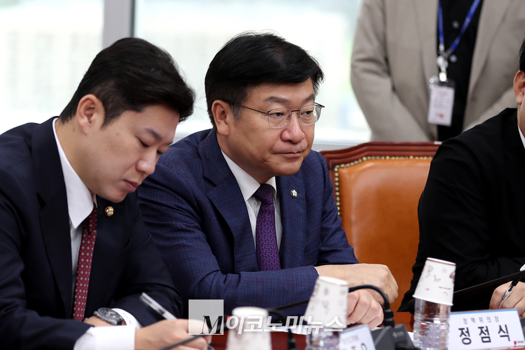 정점식 국민의힘 정책위의장이 지난 1일 국회 본청에서 열린 최고위원회의에서 자리를 지키고 있다. (사진=최동환 기자)