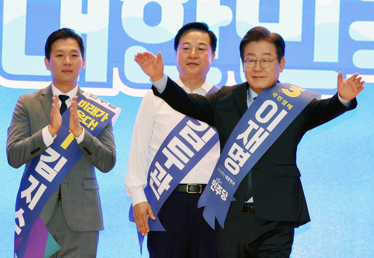 지난 4일 오전 광주 서구 김대중컨벤션센터에서 열린 더불어민주당 당 대표·최고위원 후보자 합동연설회에서 이재명 후보가 인사하고 있다. (연합뉴스)