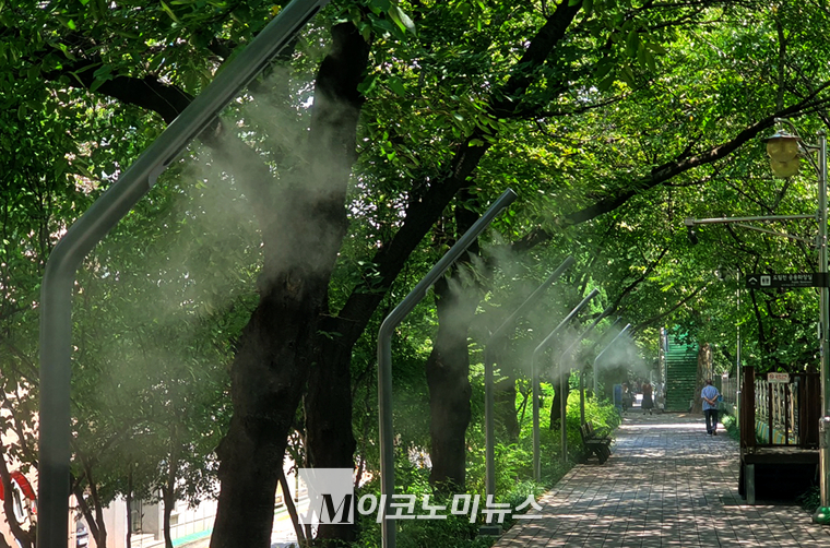 서울의 한 지자체에서 산책로에 쿨링포그을 설치 운영하고 있다. (사진=최동환 기자)