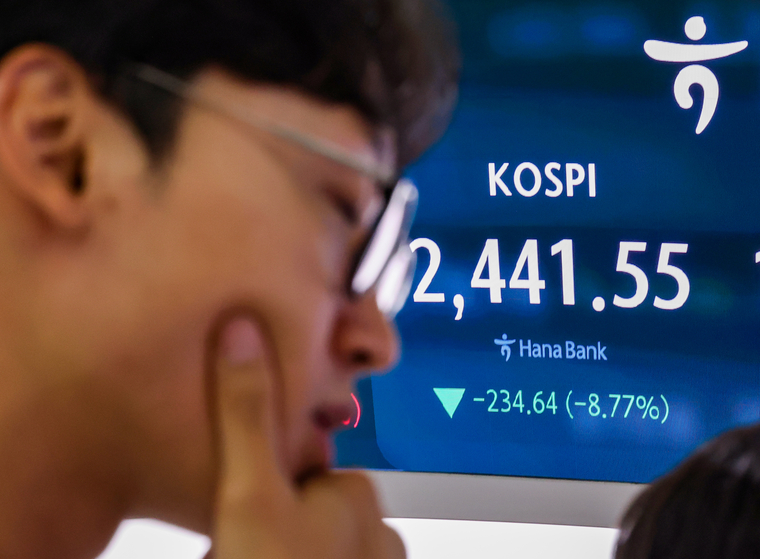 5일 오전 서울 중구 하나은행 본점 딜링룸 현황판에 코스피가 표시돼 있다. 이날 코스피는 전장보다 234.64p(8.77%) 내린 2,441.55로 마감했다. (사진=연합뉴스)
