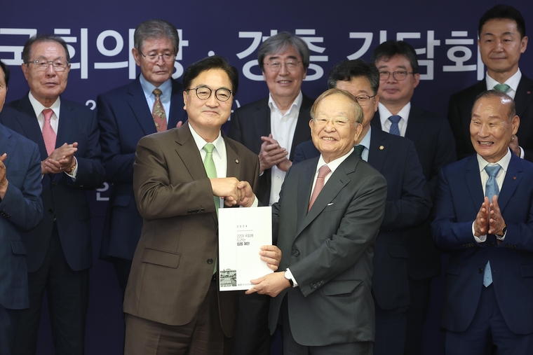 지난 25일 우원식 국회의장(왼쪽과 손경식 경총 회장이 입법제안서를 들고 기념촬영하고 있다. (국회사무처)