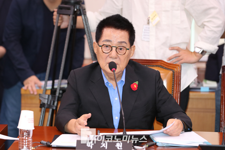 진난 31일 박지원 더불어민주당 의원이 법사위 전체회의에서 발언하고 있다. (사진=최동환 기자)