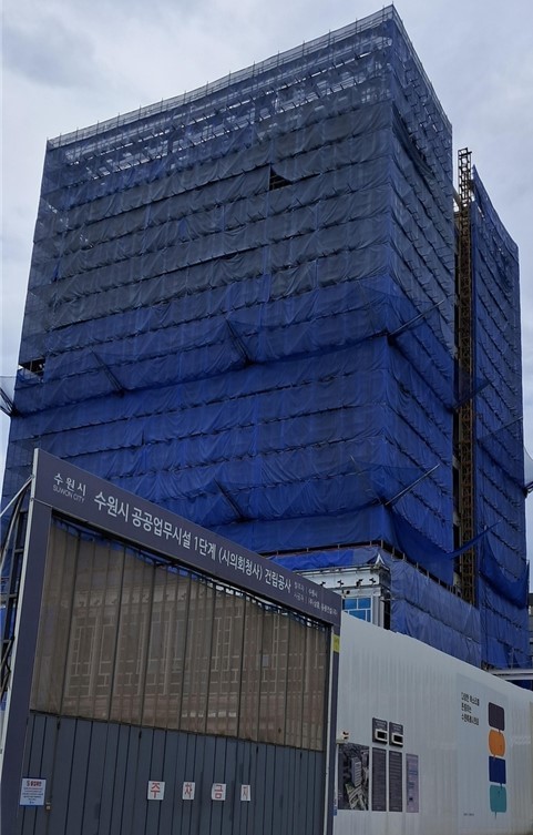 건설사 부도로 공사가 중단된 수원시의회 신청사 건물처럼 수원시의회도 갈길이 막막하다 <강소하 기자>