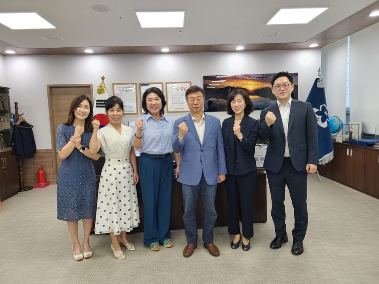 성남교육지원청(왼쪽에서 세번째 오찬숙교육감)은 성남시(왼쪽에서 네번째 신상진성남시장)와 함께 두 학교의 자공고 2.0 운영 지원을 위한 방안을 다각도로 논의한 후 관계자들과 기념촬영을 했다 <성남교육지원청 제공>