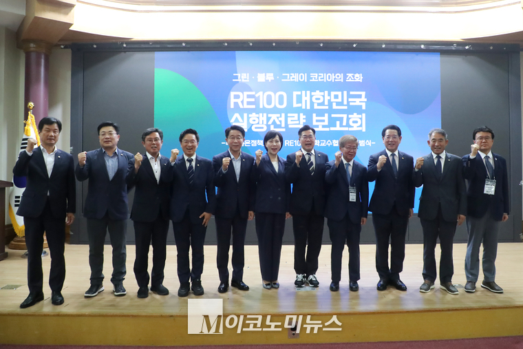 박찬대 더불어민주당 대표 직무 대행 겸 원내대표를 미롯한 참석자들이 ‘국회좋은정책포럼·RE100대학교수협의회의’ 출범식에서 기념촬영하고 있다. (사진=최동환 기자)