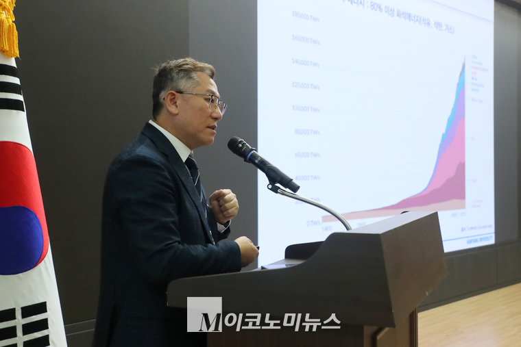 RE100전국대학교수협의회 전병훈 교수 RE100 실행전략보고를 하고 있다. (사진=최동환 기자)