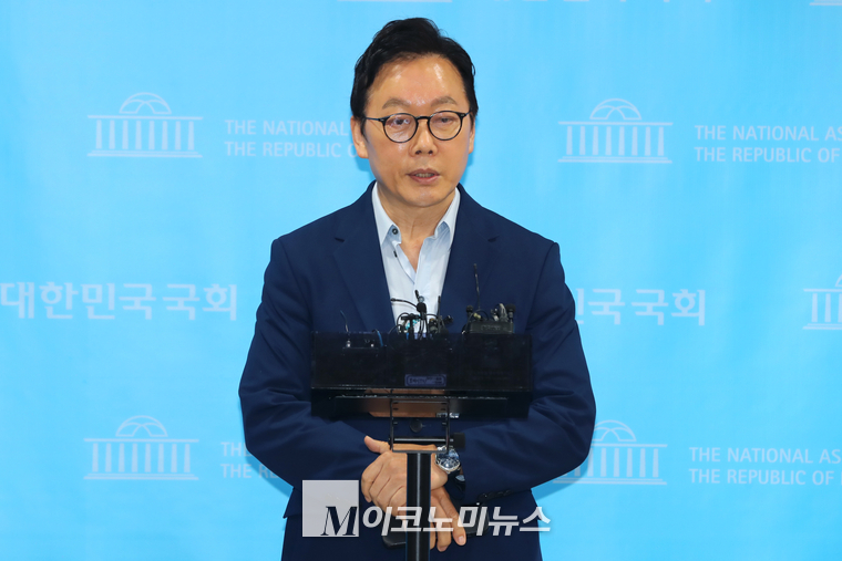 정봉주 더불어민주당 최고위원 후보가 지난 달 2일 국회 소통관 브리핑 룸에서 기자들의 질문에 답하고 있다. (사진=최동환 기자)