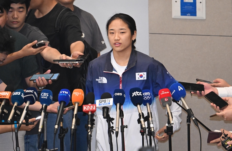2024 파리올림픽 배드민턴 여자 단식에서 금메달을 차지한 안세영이 7일 오후 인천국제공항을 통해 귀국한 뒤 취재진에게 입장을 밝히고 있다. (연합뉴스)