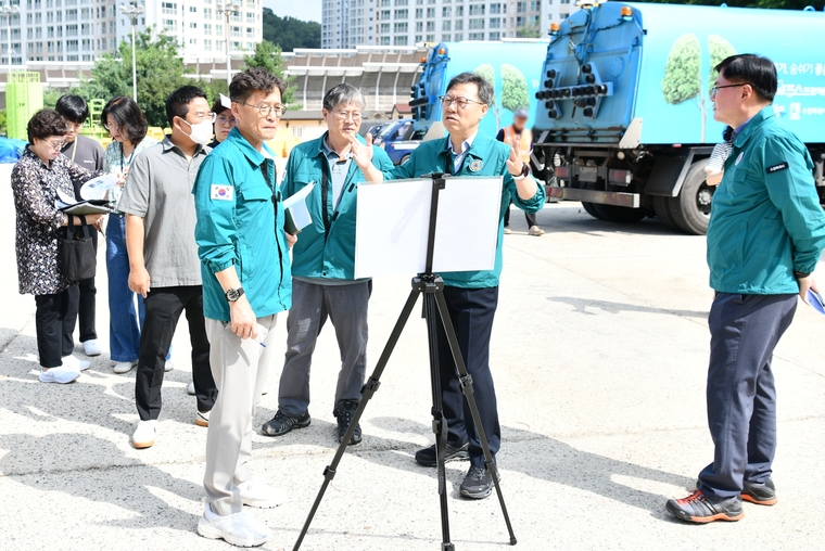 사각지대 없는 꼼꼼한 현장행정을 위해 강행군을 이어 나가고 있는 박사승 영통구청장(사진 오른쪽에서 2번쨰)