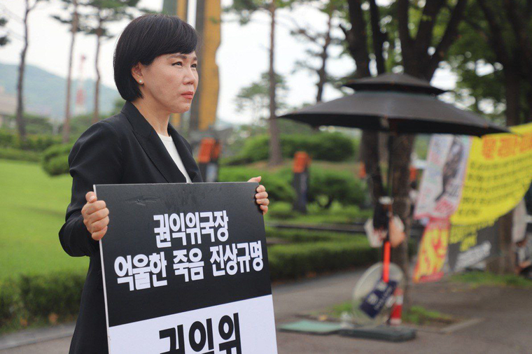 전현희 더불어민주당 의원(이 12일 오후 용산 대통령실 앞에서 국민권익위 국장 죽음의 진상규명과 ‘권익위·김건희·윤석열 특검법’ 수용을 요구하는 1인 시위하고 있다. (전현희 의원실)