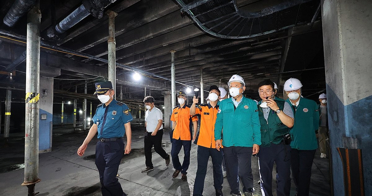 이상민 행정안전부 장관이 14일 오전 인천 서구 청라 아파트 지하주차장 전기차 화재 현장을 둘러보고 있다. (사진-연합뉴스)