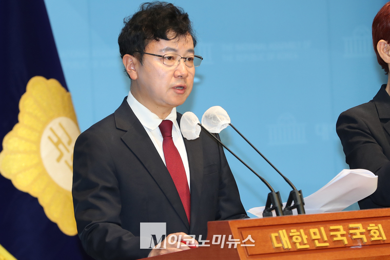 호준석 국민의힘 대변인은 14일 국회에서 기자회견을 갖고 국민의힘 화상 최고위원회 결과를 발표하고 있다. (사진=최동환 기자)