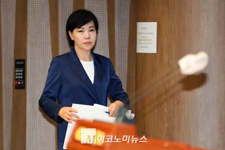 전현희 더불어민주당 의원이 지난14일 김건희·윤석열 국정조사 등을 위한 기자회견을 위해 국회 소통관 기자회견장에 입장하고 있다. (사진=최동환 기자)