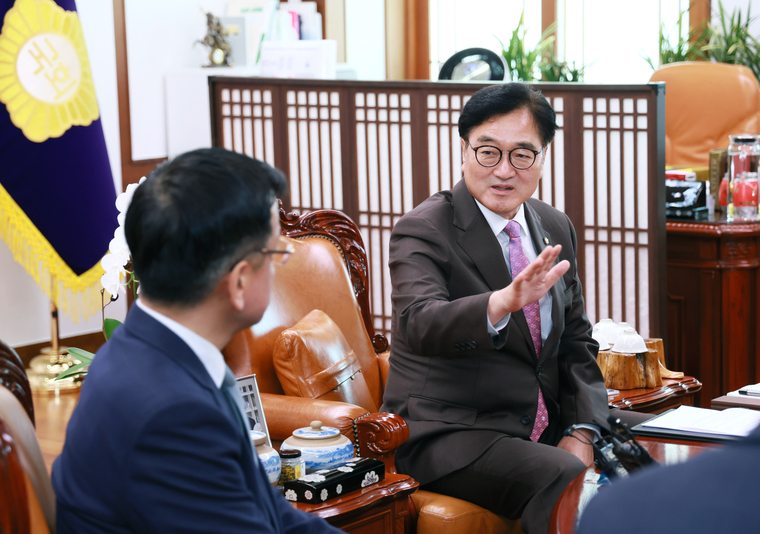 우원식 국회의장은 16일 오후 국회의장 집무실에서 최상목 경제부총리 겸 기획재정부장관을 접견했다. (국회사무처)