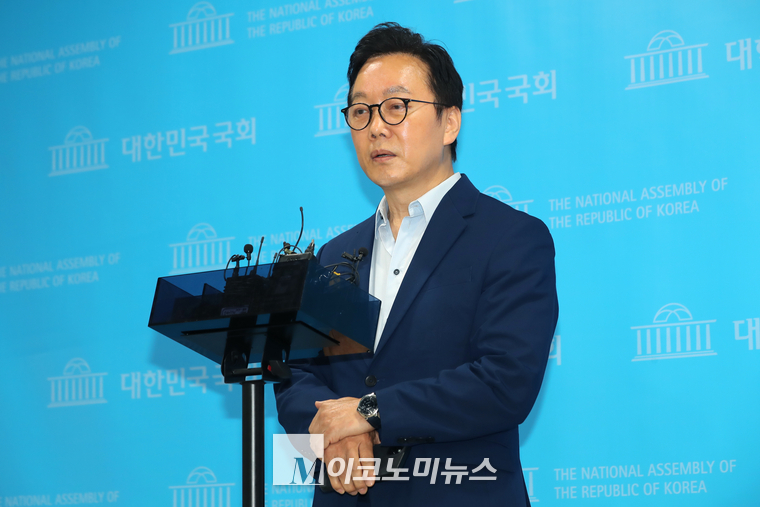 정봉주 더불어민주당 최고위원 후보가 지난달 2일 국회 소통관에서 기자들의 질문에 답하고 있다. (사진=최동환 기자)