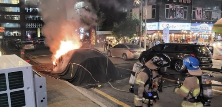 경기도 용인에서 주차 직후 전기차에서 화재가 발생해, 출동한 소방관들이 진화하고 있는 현장. (사진=경기도소방재난본부 제공)
