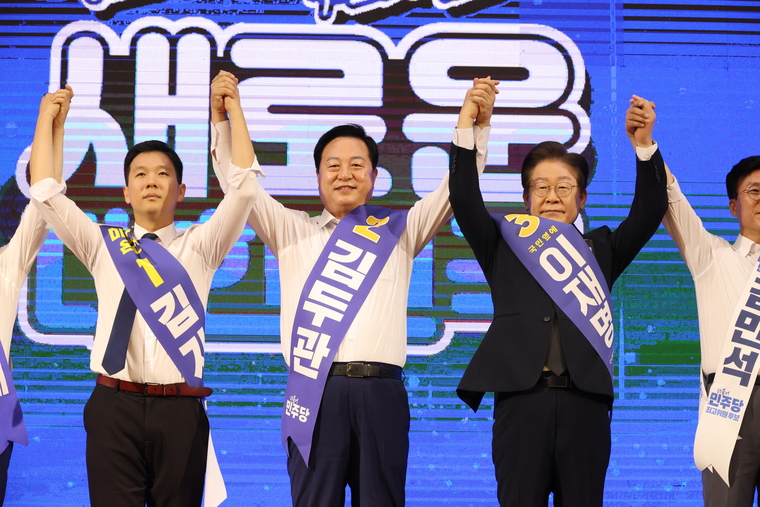 지난 11일 대전 서구 배재대 스포렉스홀에서 열린 더불어민주당 당 대표·최고위원 후보자 합동연설회에서 김지수(왼쪽부터)·김두관·이재명 당 대표 후보가 당원을 향해 인사하고 있다. (연합뉴스)