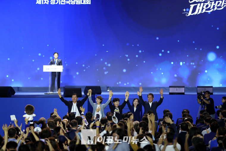더불어민주당 전당대회가 18일 서울 잠실 케이스포돔(옛 올림픽 체조경기장)에 열리는 가운데 최고위원들이 인사를 하고 있다. (사진=최동환 기자)