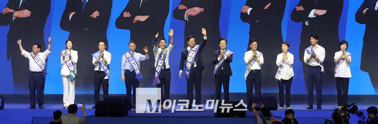 18일 열린 더불어민주당 전당 대회에 당대표 후보들과 최고위원 후보들이 인사하고 있다. (사진=최동환 기자)