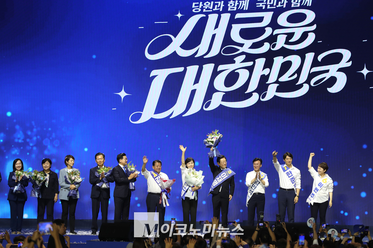 더불어민주당 차기지도부와 현지도부가 취재진과 당원들에게 인사하고 있다. (사진=최동환 기자)