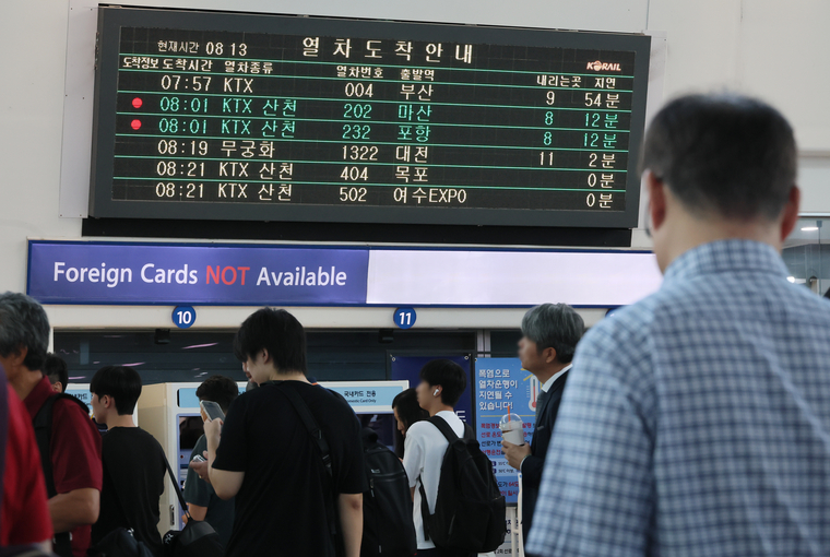 전날 KTX 열차 궤도 이탈 사고 여파로 19일 오전 서울역 전광판에 부산에서 출발한 열차가 1시간 가까이 도착이 지연되고 있음을 알리는 내용이 표시되고 있다. (사진=연합뉴스)