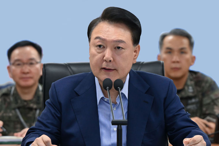 8월 9일 윤석열 대통령은 계룡대 전시지휘시설(U-3)을 방문해 '24년 을지 자유의 방패(UFS, Ulchi Freedom Shield) 연습 준비상태를 점검하고, 장병들을 격려했다.<br>
(대통령실)