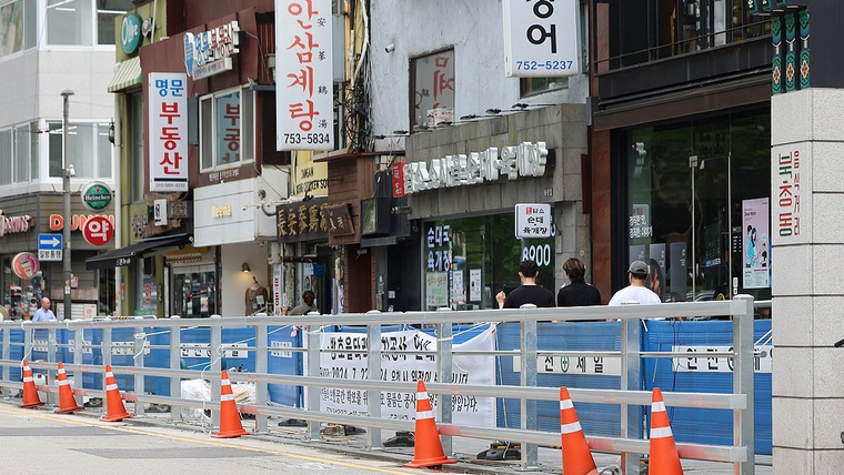 24일 서울 시청역 역주행 사고 현장에 방호 울타리가 설치돼 있다. (사진=연합뉴스)
