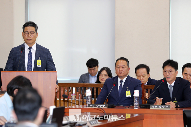20일 국회에서 열린 행정안전위원회 마약수사 외압 의혹 관련 청문회에서 백해룡 강서경찰서 화곡지구대장(전 영등포서 형사과장. 왼쪽))이 증인석에 나와 있는 가운데 김찬수 전 영등포 경찰서 서장(맨 오른쪽)이 의원들의 질문에 답하고 있다. (사진=최동환 기자)