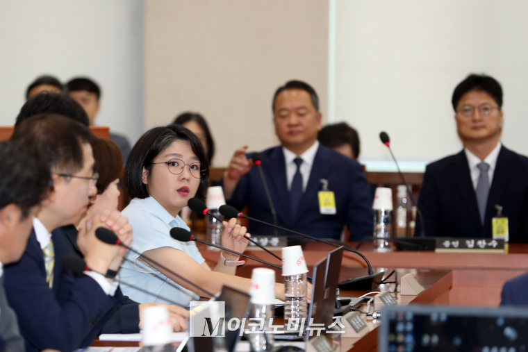 용혜인 기본소득당 의원이 김전 서장에게 질문하고 있다. (사진=최동환 기자)