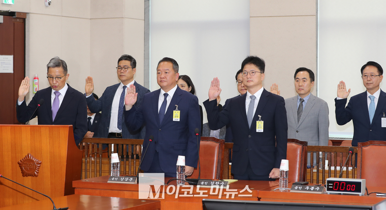 우종수 경찰청 국가수사본부장 등 증인들이 선서하고 있다. (사진=최동환 기자)
