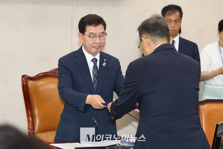 우종수 경찰청 국가수사본부장 증인 선언문을 신정훈 위원장에게 전달하고 있다. (사진=최동환 기자)