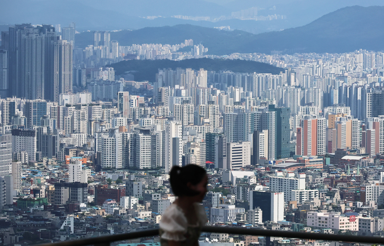 서울 아파트값이 21주 연속 상승세를 이어가며 5년 11개월 만에 가장 큰 폭으로 올랐다. 서울 성동구 아파트값은 한 주간 0.63%나 뛰며 10년 11개월 만에 최대 상승 폭을 기록했다. 사진은 남산에서 바라다 본 서울 아파트 단지 모습. (사진=연합뉴스)