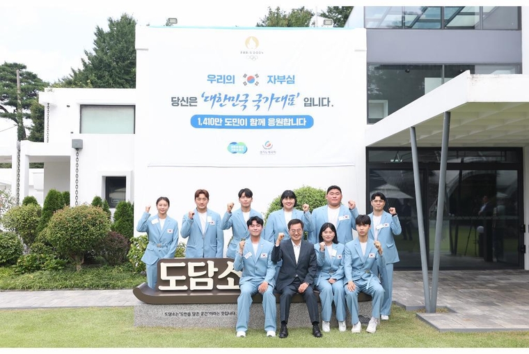 20일 오전 도담소에서 열린 2024 제33회 파리올림픽 경기도 선수단 환영식에서 김동연 경기도지사가 파리올림픽 출전선수단(경기도) 및 지도자 들과 기념촬영을 하고 있다 <경기도 제공>