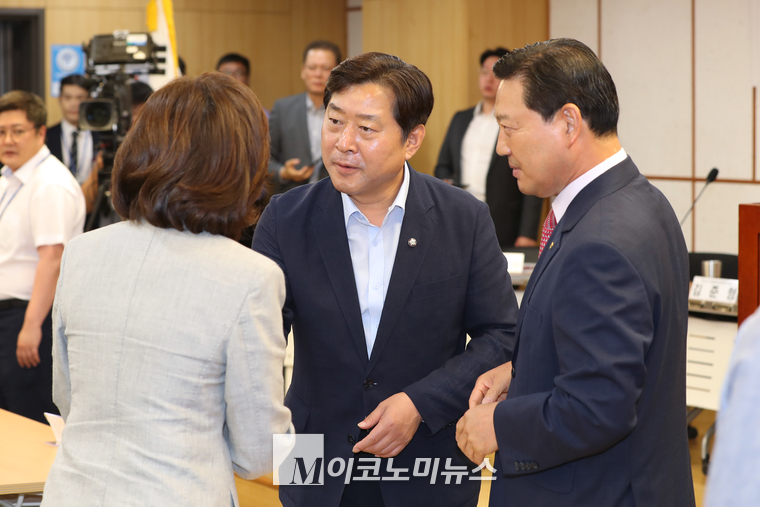 황면선 더불어민주당 의원과 조재구 시군구협의회 회장이 나경원 의원과 인사 나누고 있다. (사진=최동환 기자)