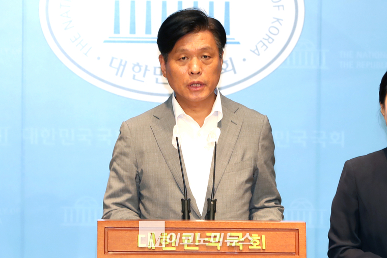 조승래 더불어민주당 수석대변인이 21일 국회 소통관에서 브리핑하고 있다. (사진=최동환 기자)