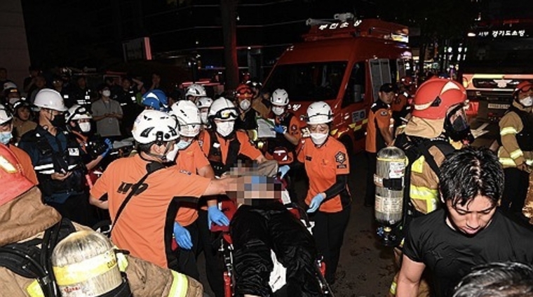 22일 오후 경기 부천 모 호텔의 화재 현장에서 소방대원들이 환자를 이송하고 있다. (사진=연합뉴스)